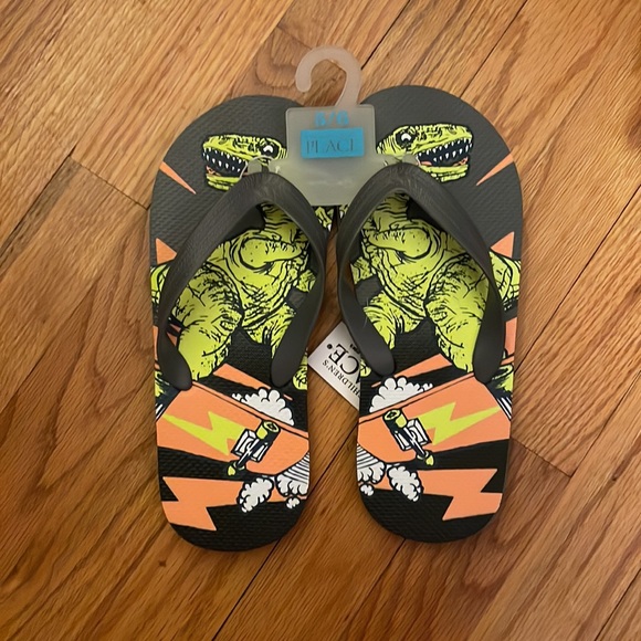Children Place Dino print flip flops, size 5/6. Color gray, 100% plastic. - Picture 5 of 16